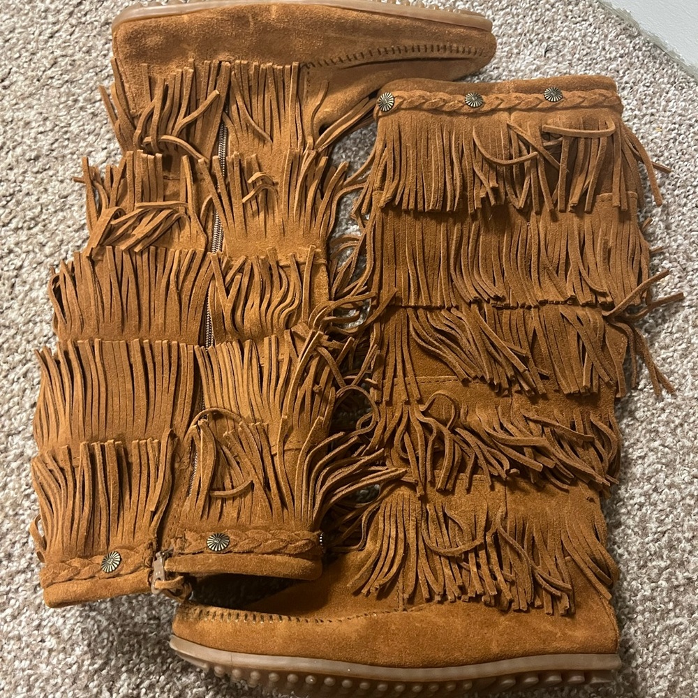 Minnetonka Moccasins boots never worn